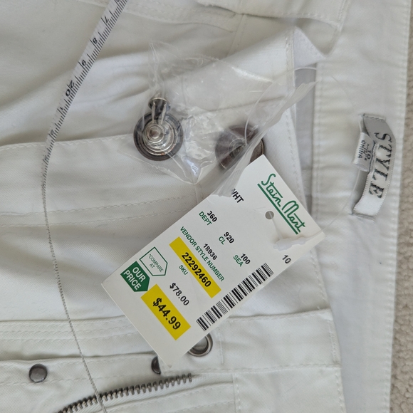 Style & Co. White Capris with Button Details - Picture 3 of 8